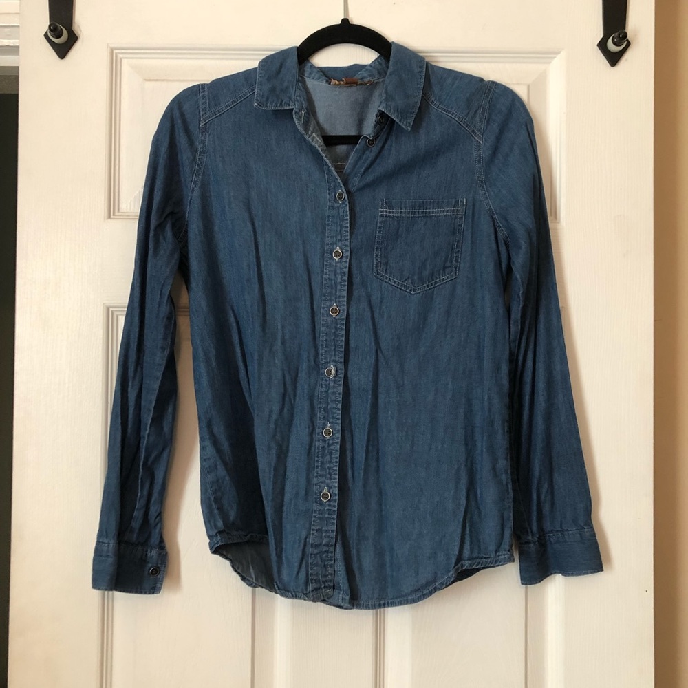 Women’s denim button down size small